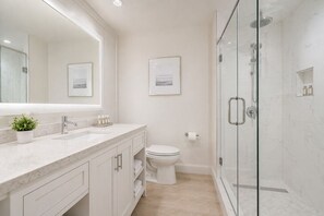 Bathroom - Walkable 1BR Condo Near CN Tower. Step Into the City! (Toronto)