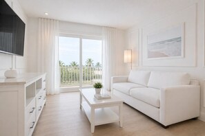 Living area - Walkable 1BR Condo Near CN Tower. Step Into the City! (Toronto)