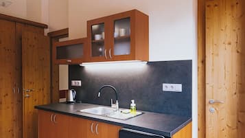 Kamar Quadruple Desain, pemandangan taman | Dapur pribadi | Kursi makan untuk bayi