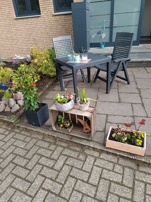 Outdoor dining - Newly renovated bright apartment 85 sqm near Schalke Arena from 79 Euro (Herten)