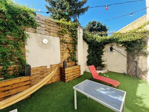 Terrace/patio - 3-bedroom house near Avignon - bus and bike (Le Pontet)