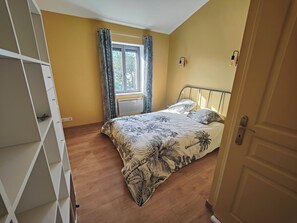 3 bedrooms, desk, travel cot, free WiFi - 3-bedroom house near Avignon - bus and bike (Le Pontet)