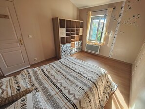 3 bedrooms, desk, travel cot, free WiFi - 3-bedroom house near Avignon - bus and bike (Le Pontet)