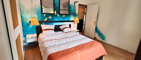 3 bedrooms, desk, travel cot, free WiFi