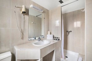 Camera tripla, balcone, vista mare parziale | Bagno | Doccia, asciugacapelli, asciugamani