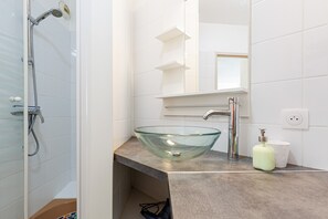 Shower, hair dryer - Apartment “Les Jardins” with Balcony (Saint-Vincent-de-Tyrosse)