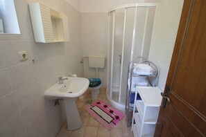 Bathroom - Cozy studio for two in Crikvenica with swimming pool, close to the beach (Crikvenica)