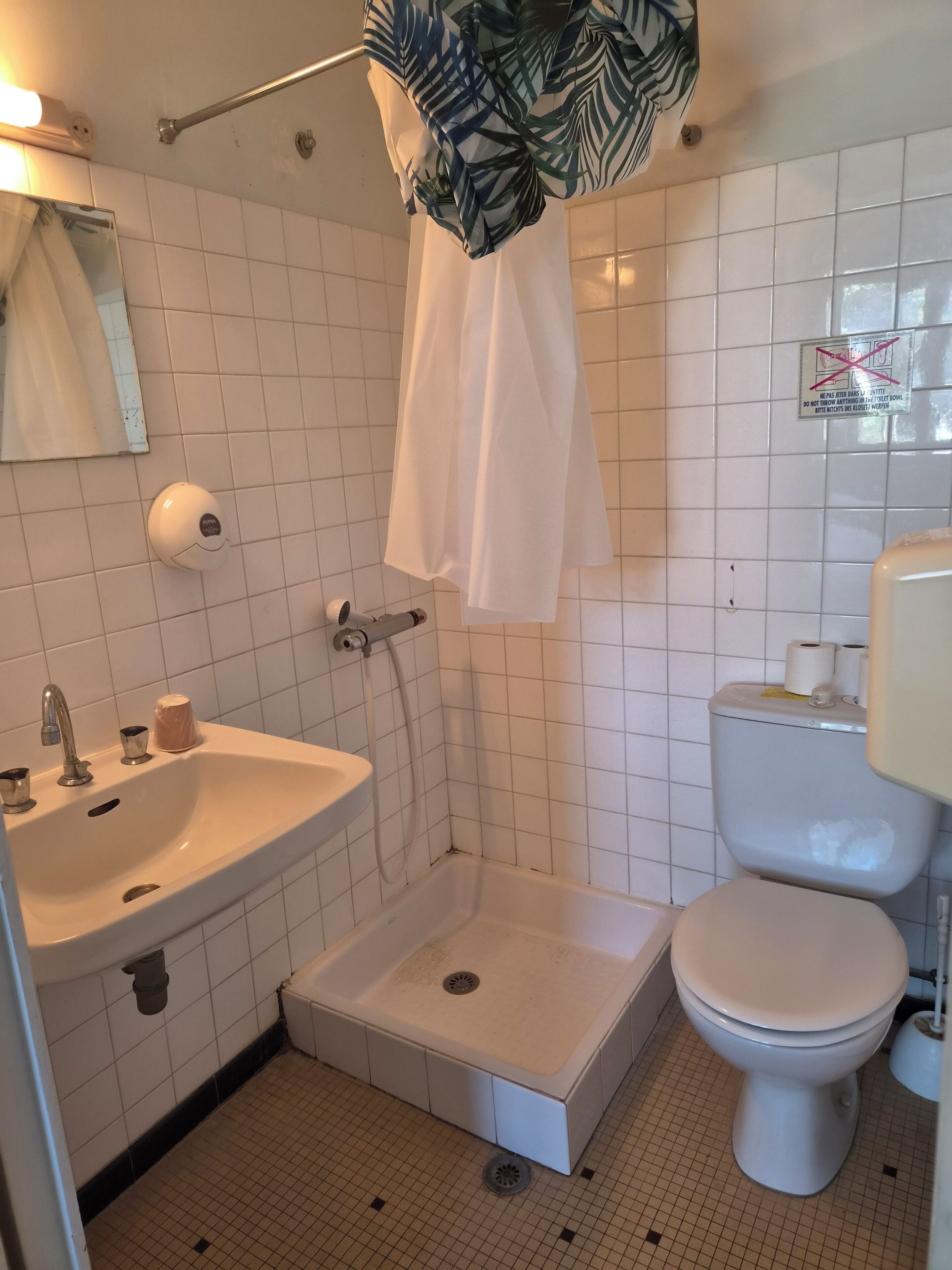 Classic Double Room | Bathroom | Shower, towels, toilet paper