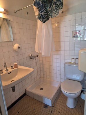 Habitación doble clásica | Baño | Regadera, toallas, papel de baño 