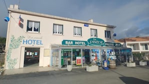 Un hotel con bar, prensa y zona de juegos.