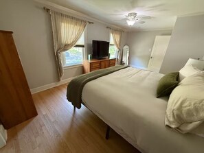 Desk, iron/ironing board, free WiFi, bed sheets - Kansas City Home 15 minutes from World Cup! (Kansas City)