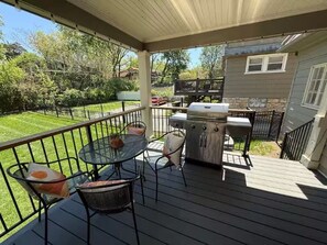 Outdoor dining - Kansas City Home 15 minutes from World Cup! (Kansas City)