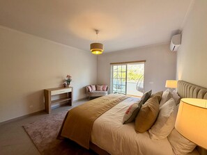 Ein Schlafzimmer mit einem Bett, einem Schreibtisch, einem Stuhl, einem Fenster und einer Lampe.