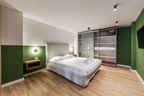 Ein modernes Schlafzimmer mit Bett, Nachttisch und integriertem Kleiderschrank.