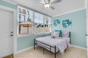 1 bedroom, desk, iron/ironing board, free WiFi - ☀Quick Walk to Beach🌴Grills/Fishing Dock/Pool Deck🐬Barefoot Beach Resort F106 (Indian Shores)