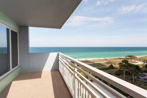 A balcony with a view of the ocean and beach. - Cozy 1-bedroom apartment in delightful Surfside with AC and gym solara (Surfside)