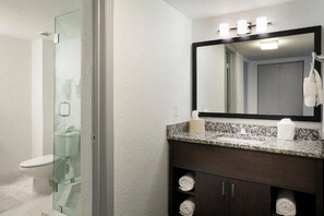 Hair dryer, towels, soap, toilet paper - Cozy 1-bedroom apartment in delightful Surfside with AC and gym solara (Surfside)