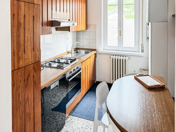 Réfrigérateur, four à micro-ondes, un four, surface de cuisson