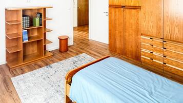 3 habitaciones, escritorio, tabla de planchar con plancha y wifi