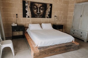 4 bedrooms, iron/ironing board, internet, bed sheets