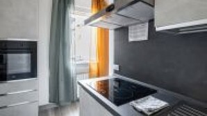 A modern kitchen with a built-in oven, a microwave, and a countertop with a kettle. - GuestHost - San Vincenzo Apartment 2 Vigonza (Peraga)
