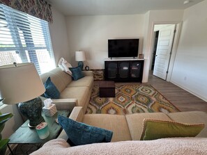 Smart TV - Southern Tide | Tuscaloosa Retreat Near Bryant-Denny Stadium | Sleeps 8 (Northport)