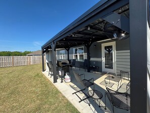 Outdoor dining - Southern Tide | Tuscaloosa Retreat Near Bryant-Denny Stadium | Sleeps 8 (Northport)