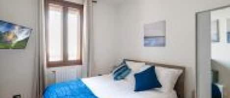 1 chambre, fer et planche Ă repasser