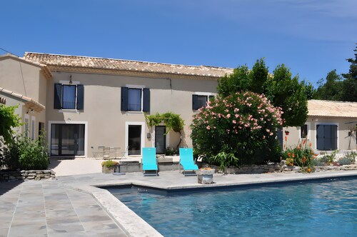 Bed and Breakfast 'Flamant Rose' with Shared Pool, Wi-Fi and Air Conditioning