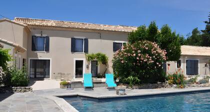 Bed and Breakfast 'Flamant Rose' with Shared Pool, Wi-Fi and Air Conditioning