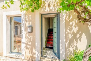 Exterior detail - Bed and Breakfast 'Flamant Rose' with Shared Pool, Wi-Fi and Air Conditioning (L'Isle-sur-la-Sorgue)