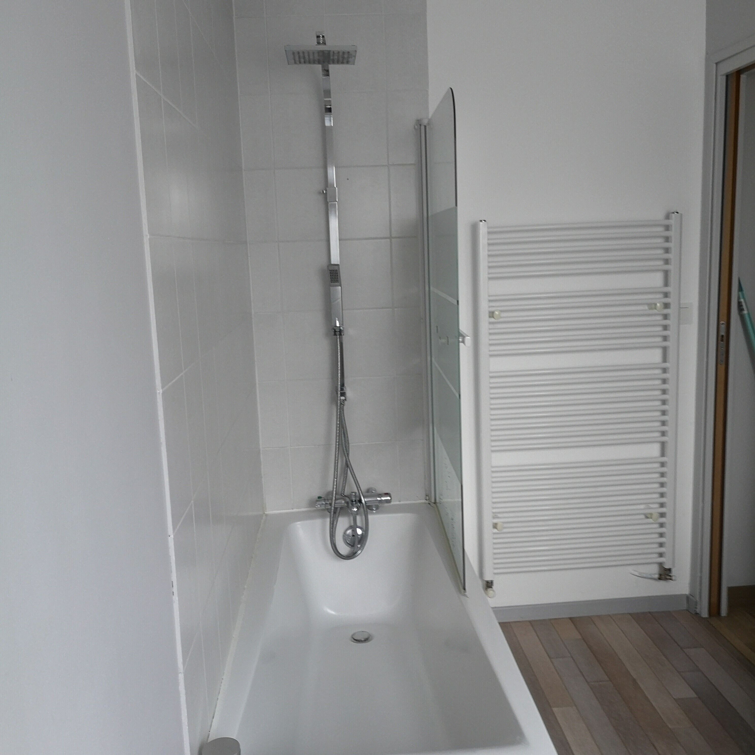 Een douche, een haardroger, handdoeken