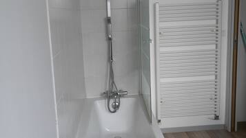 Een douche, een haardroger, handdoeken