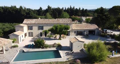 Bed and Breakfast 'Le Grenier' with Shared Pool, Wi-Fi and Air Conditioning