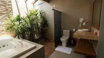 Bañera y ducha independientes, secador de pelo, toallas, jabón