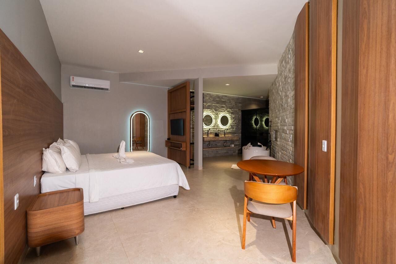 Luxury-Suite, Gartenblick | Schreibtisch, laptopgeeigneter Arbeitsplatz, kostenloses WLAN