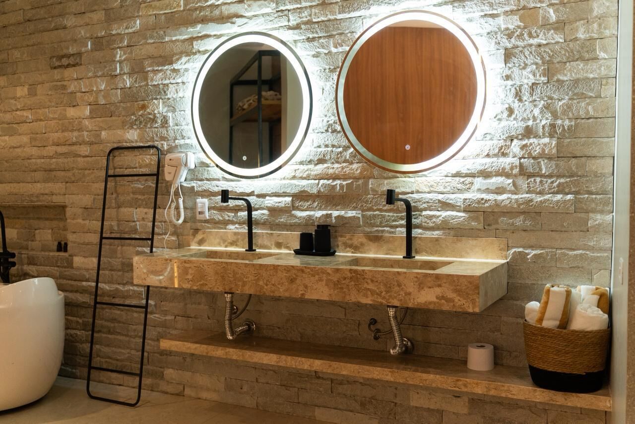 Bañera y ducha independientes, secador de pelo, toallas, jabón