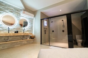 Luxury Suite, Garden View | Bathroom