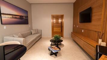 Luxury Suite, Garden View | Living area