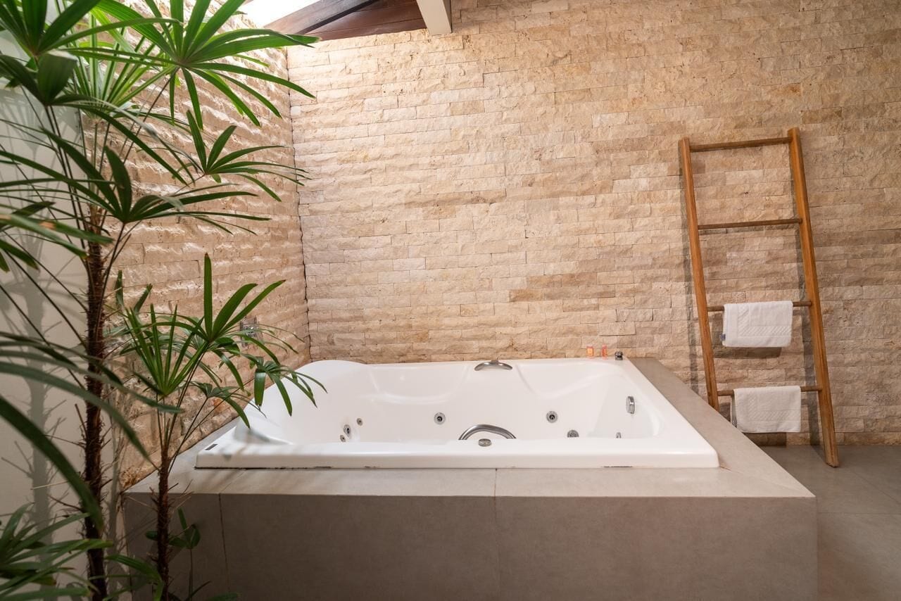Bañera y ducha independientes, secador de pelo, toallas, jabón