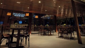 Un restaurante llamado 'Pousada Alto do Locomotí' con terraza y fachada de madera.
