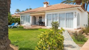 A single-story house with a tiled roof, a covered patio, and a well-maintained lawn. - BUNGALOWS SUN CLUB (San Bartolomé de Tirajana)