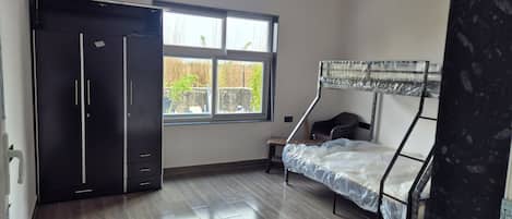 2 Schlafzimmer, BĂŒgeleisen/BĂŒgelbrett, WLAN, BettwĂ€sche
