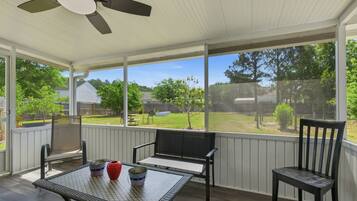 House, 4 Bedrooms | Terrace/patio
