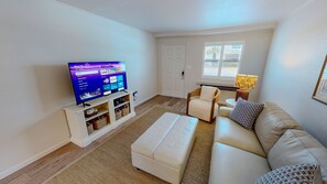 Condo, 1 phòng ngủ | Khu phòng khách