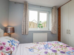 2 Schlafzimmer, individuell dekoriert, individuell eingerichtet