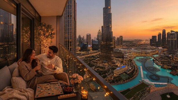 Ein Balkon mit Blick auf die Stadtlandschaft, darunter ein markanter Wolkenkratzer, ein Pool und ein Schachbrett.
