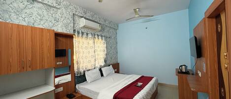 Deluxe Double Room | Desk, laptop workspace