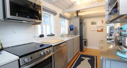 On Commercial St, beach, dining, nightlife, updated bright retreat. (2435)