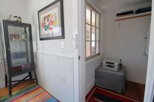 On Commercial St, beach, dining, nightlife, updated bright retreat. (2435)